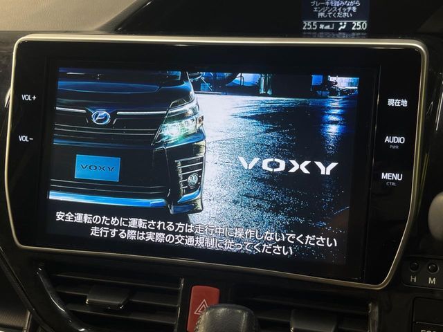 【純正10型ナビ】人気の大型10インチナビを装備。存在感のある大画面はインパクト大！ナビ利用時のマップ表示は見やすく、テレビやDVDは臨場感がアップ！いつものドライブがグッと楽しくなります♪