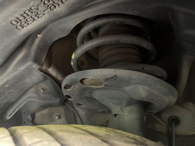 お車を安心してお乗りいただく為には、足回りの定期点検が欠かせません。サービスサポート（有償保証）では無料点検もご提供しており、安心のカーライフをお過ごしいただけるサポート体制が整っています。