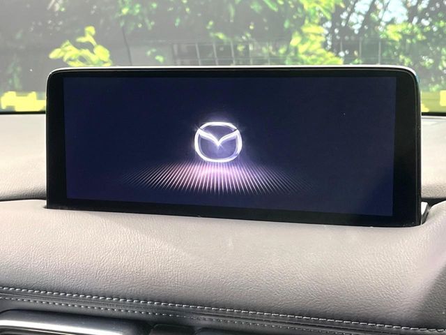 【8インチマツダコネクト】車内の雰囲気にマッチした大型のディスプレイ。スマホ接続でのナビ使用やBluetooth再生等、様々な機能が楽しめます。直感的なダイヤル操作が可能で、使い勝手も良好です。