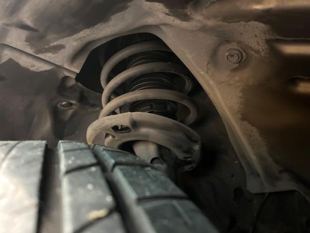 お車を安心してお乗りいただく為には、足回りの定期点検が欠かせません。サービスサポート（有償保証）では無料点検もご提供しており、安心のカーライフをお過ごしいただけるサポート体制が整っています。