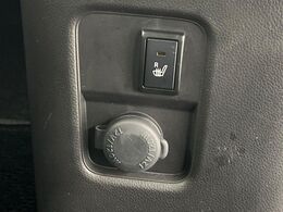 【シートヒーター】寒い日に重宝するシートヒーター！エアコンより早く温まってくれるので寒がりの人も安心ですね♪エアコンの温風は乾燥するから苦手、という方にもをおすすめです。