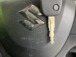 【キーレス】少し離れた場所からでもボタン一つでドアの開錠・施錠ができるのでとっても便利！ドアの鍵穴周りに傷をつけることもありません♪