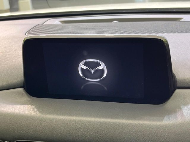 【8インチマツダコネクト】車内の雰囲気にマッチした大型のディスプレイ。スマホ接続でのナビ使用やBluetooth再生等、様々な機能が楽しめます。直感的なダイヤル操作が可能で、使い勝手も良好です。