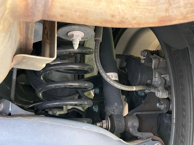 お車を安心してお乗りいただく為には、足回りの定期点検が欠かせません。サービスサポート（有償保証）では無料点検もご提供しており、安心のカーライフをお過ごしいただけるサポート体制が整っています。