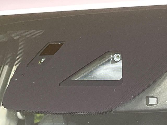 【スマートブレーキサポート】走行中に前方の車両等を認識し、衝突しそうな時は警報とブレーキで衝突回避と被害軽減をアシスト。より安全にドライブをお楽しみいただけます。