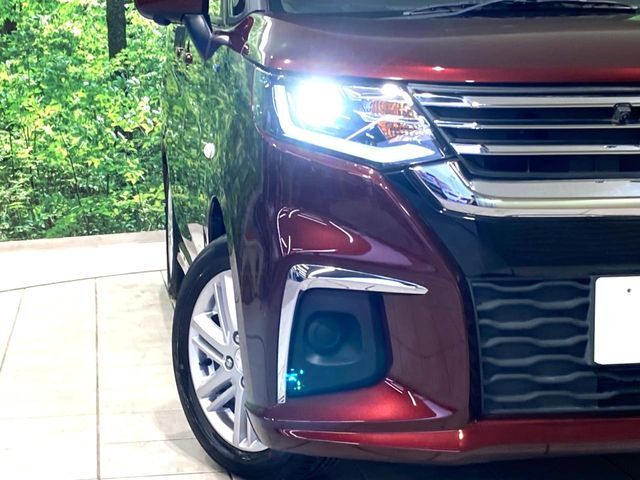 【LEDヘッドライト】悪天候や夜間走行時も良好な視界を確保し安心して運転できる高輝度LEDヘッドライトを装備！点灯速度が早く、消費電力も抑えられています。