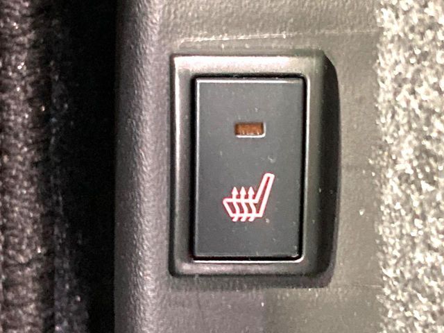 【シートヒーター】寒い日に重宝するシートヒーター！エアコンより早く温まってくれるので寒がりの人も安心ですね♪エアコンの温風は乾燥するから苦手、という方にもをおすすめです。