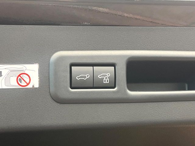 【パワーバックドア】スマートキーや運転席のボタンを押すだけでリアゲートが自動で開閉します！荷物を持っている時や、高い位置にあるバックドアを閉める際に便利な機能です♪