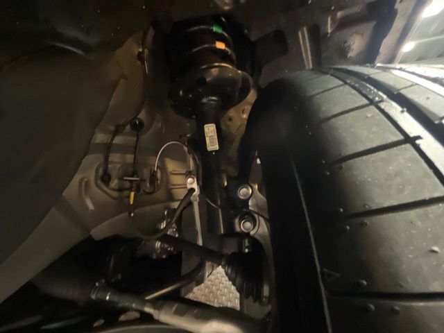 お車を安心してお乗りいただく為には、足回りの定期点検が欠かせません。サービスサポート（有償保証）では無料点検もご提供しており、安心のカーライフをお過ごしいただけるサポート体制が整っています。