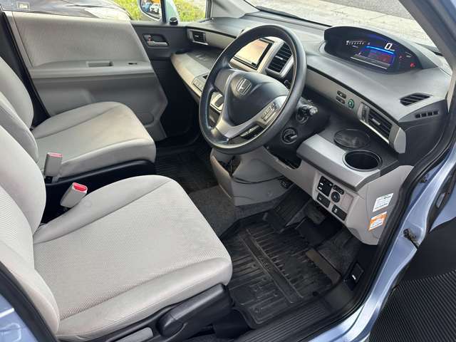 運転席のシートも目立つようなシミや汚れなどもなくキレイな状態です♪足元も広々としておりますのでゆったり乗れます♪