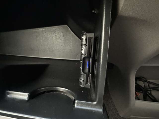 今では当たり前の装備になっているETCが最初から付いているのは嬉しいですね♪高速道路もスムーズに乗り降り出来ます♪購入後に取り付ける手間や費用が掛かる心配もありません♪