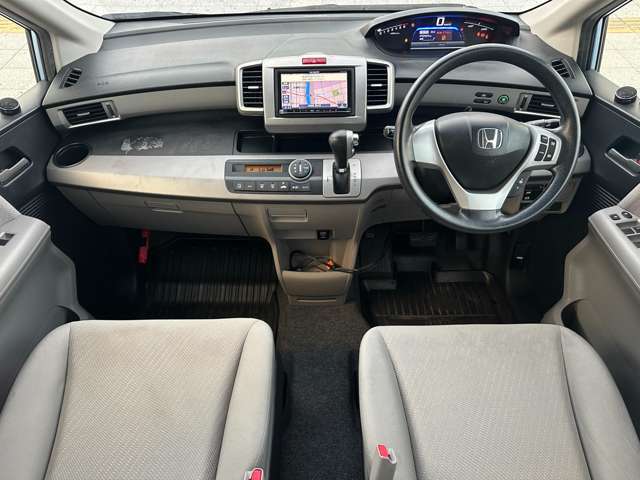 車内はご覧の通り清潔感のある室内でございます♪スイッチ類などもシンプルな操作のしやすいものですので機械が苦手な方でも安心ですね♪もちろん禁煙車なので煙草の匂いや焦げ跡はございません♪