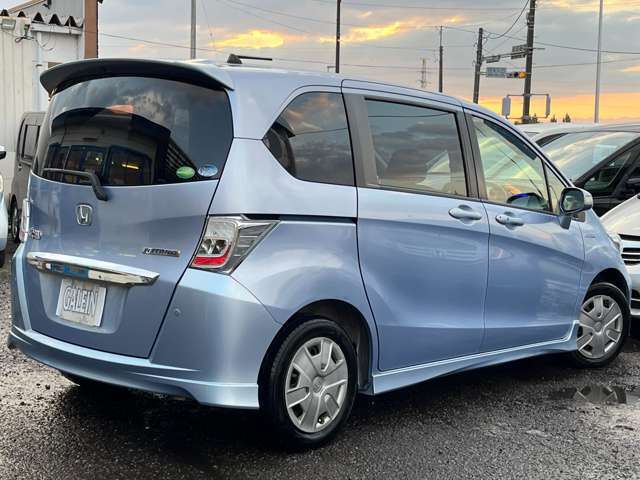 プライバシーガラスになっておりますので車内や荷物などが見えずらくなっております♪プライベート空間を守ることができ、外からの光も防ぐ効果もございますのでバックする際にも光が反射せず安全に行えます♪
