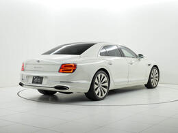 ベントレー伝統のパワーラインは今も尚継承される美しいデザインです。