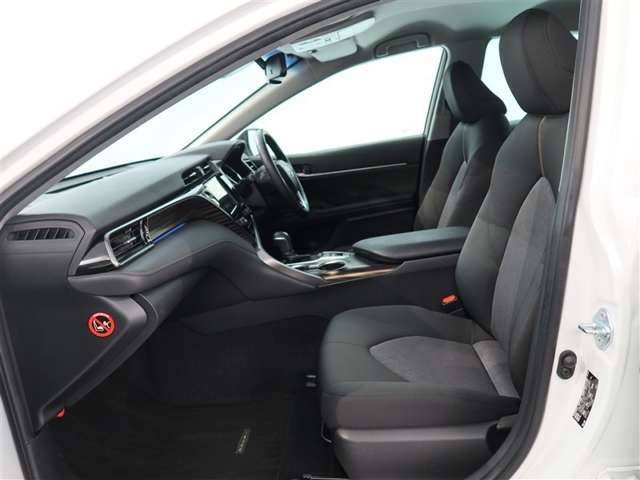 高いホールド性で運転姿勢が安定します。長距離ドライブでも疲れにくいのが魅力です。快適なドライビングライフをお送りください♪