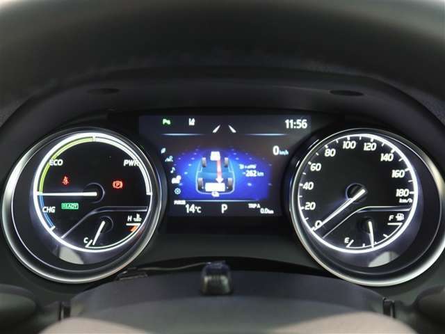 とっても見やすいメーターです。夜間時はラグジュアリーな気分にさせてくれる照明が魅力ですので、夜のドライブも楽しみになりますよ♪