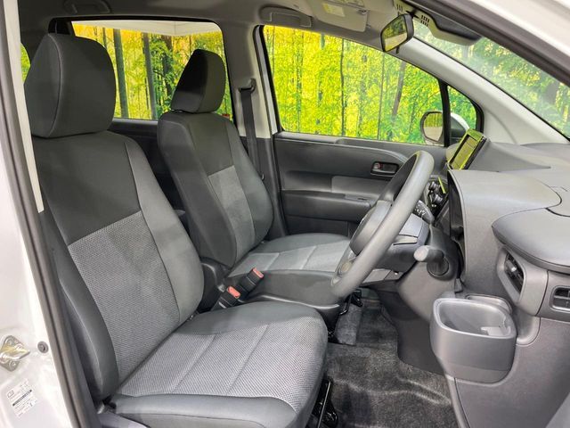 運転席シート廻りは使用感も少なく、良好な状態となっています。前オーナー様が丁寧に使っていたことがよくわかりますね。