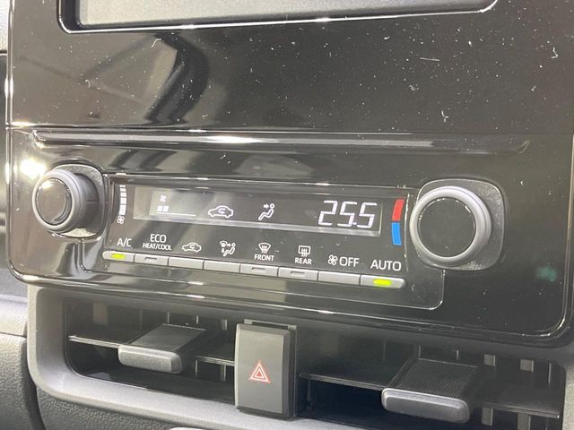 【オートエアコン】一度お好みの温度に設定すれば、車内の温度を検知し風量や温度を自動で調整。暑い…寒い…と何度もスイッチ操作をする必要はありません。快適な車内空間には必須の機能ですね♪