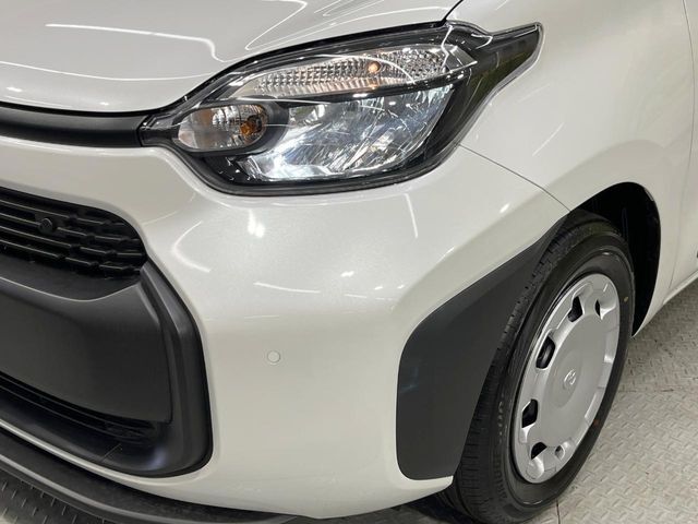 【LEDヘッドライト】悪天候や夜間走行時も良好な視界を確保し安心して運転できる高輝度LEDヘッドライトを装備！点灯速度が早く、消費電力も抑えられています。