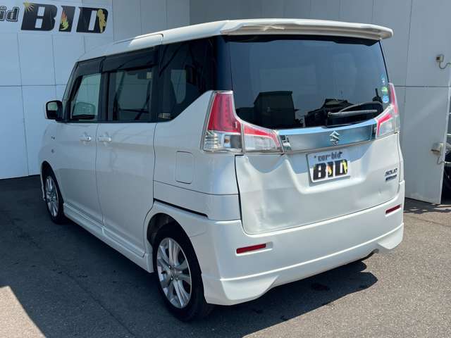 外装は専任のスタッフが真心込めて、念入りに洗車を行い、丁寧にワックス磨きをしておりますので、ピカピカに仕上がっております☆お好みでコーティングなども別途承ります。
