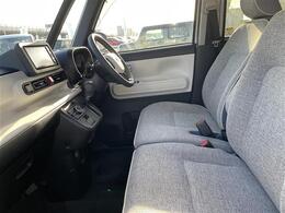 【助手席】きれいな助手席なので家族や友だちに乗ってもらっても安心です！新品のフロアマットのご注文も可能です。掲載箇所以外にご希望の写真がございましたらお気軽にお問い合わせ下さい。