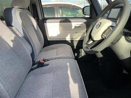 【運転席】座り心地が良いシートなので長時間の運転でも快適にお過ごしいただけます。新品のフロアマットのご注文も可能です。掲載箇所以外にご希望の写真がございましたらお気軽にお問い合わせ下さい。