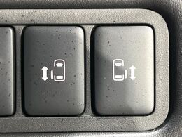 【両側パワースライドドア】スマートキーや運転席のスイッチで後席両側スライドドアの開閉が可能♪電動だから力を入れてドアを開ける必要が無く、小さなお子様でも簡単に開け閉めでき快適です♪