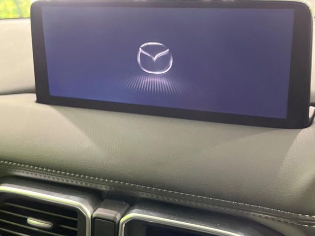 【10.25インチマツダコネクト】車内の雰囲気にマッチした大型ディスプレイ。スマホ接続でのナビ使用やBluetooth再生等、様々な機能が楽しめます。直感的なダイヤル操作が可能で、使い勝手も良好です。