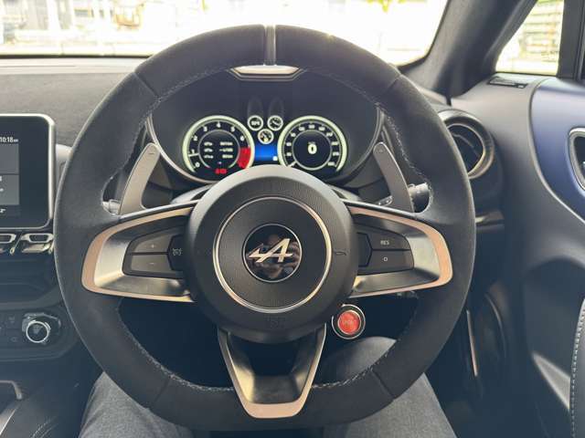 新型「アルピーヌ A110」は、アルミ製ボディや重量を削ったパーツの採用による徹底した軽量化、