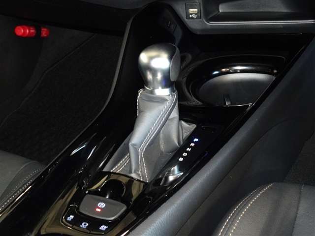 電動パーキングブレーキ・ブレーキホールドを装備してます。ホールド機能は信号待ちが多い一般道で疲労軽減になり、大好評です！