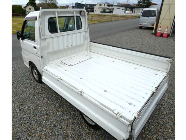 荷室内　長さ194cm 幅141cm 高さ28.5cm