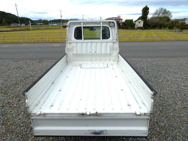 荷室内　長さ194cm 幅141cm 高さ28.5cm