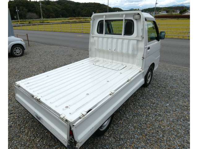 荷室内　長さ194cm 幅141cm 高さ28.5cm