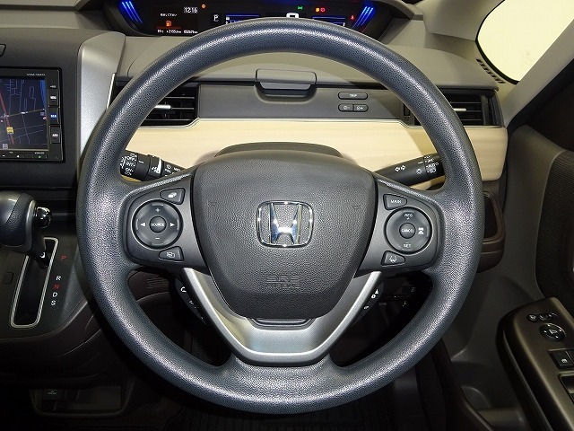 ハンドル左側にはオーディオ操作が出来るオーディオリモートコントロールスイッチ、右側にはHonda SENSINGとオートクルーズコントロールのスイッチを装備！