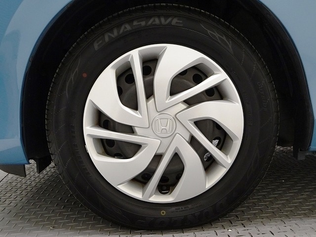 ホイールは車のデザインにマッチした専用タイプです。
