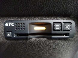 デザインスッキリのビルトイン『ETC』！高速道路の特典はもちろん、キャッシュレスなので料金所では徐行するだけで通過可能です！