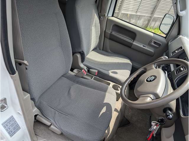 運転席シートヨレシワ有ります。
