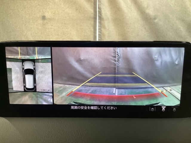 狭い場所での駐車やすれ違いなどでより的確な運転操作に役立つ360°ビューモニターが装備されています。