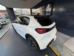 赤いテールレンズとのカラーマッチングは上品で美しいです♪