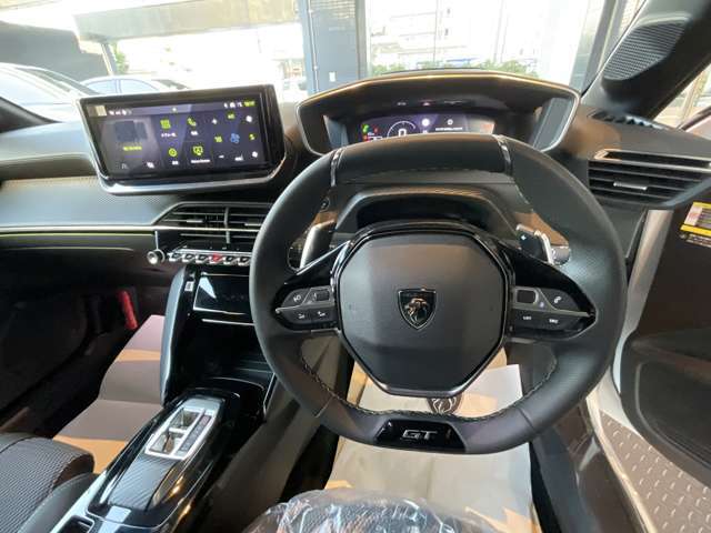 プジョーの特徴でもある小径ハンドル。女性の方でも運転しやすいです