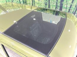 【ガラスルーフ】ガラスルーフ搭載で車内の解放感が一気にアップ！開放的なドライブをお楽しみいただけます。
