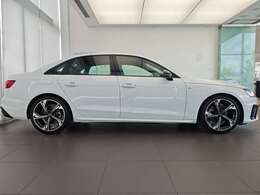 アウディのグレイシアホワイトのカラーは、ホワイトカラーのなかでもひと際白くスタイリッシュなアウディA4のデザインによく似合います。