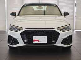 一目でアウディとわかるシングルフレームグリル。存在感はありつつも威圧感はなく、ブランドを象徴するスタイリッシュなシンボルになっています。