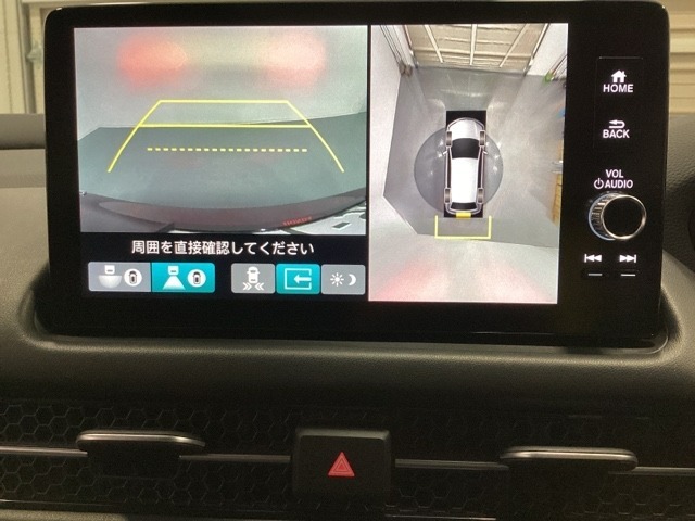 マルチビューカメラシステム搭載車です。お車の周囲を全方位でカバーします。後方・前方・両脇と、コンディションが悪い視界でもカラーモニターに映し出した映像がドライバーをサポートします。
