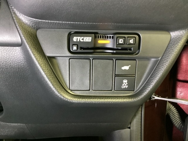 Hondaセンシング用の、VSA（ABS＋TCS＋横滑り抑制）解除スイッチなどはハンドルの右側に装備しています。その上にETC2.0がついています。高速道路の料金所の通過も楽々です。