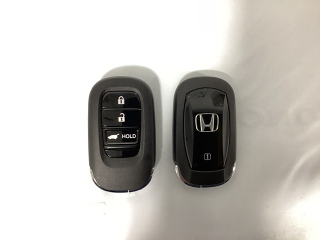 スマートキーを装備しています。鍵を差し込むことなくドアロックの開け閉めと、スタートボタン操作でのエンジンスタートができます。ボタン操作でトランクが開けられる電動テールゲートのボタンもついています。