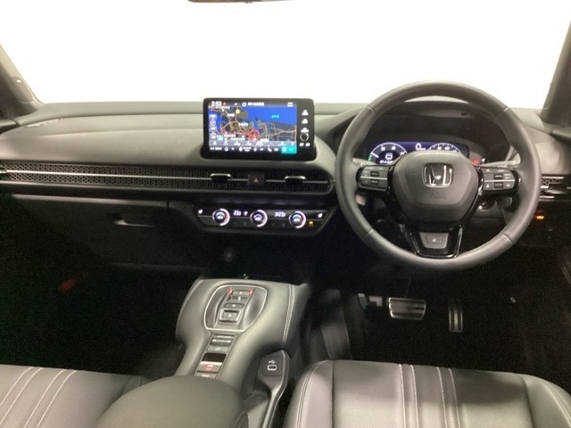 車内は光触媒抗菌消臭施工済です。スタイリッシュなデザインでスポーティなインパネ周りを演出します。グローブボックスやカップホルダーのほかにトレーなどたくさんの収納スペースが付いています。