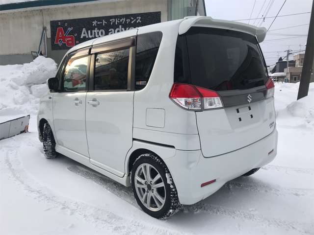 このお車はテール周りがカッコイイ！やっぱりここです！引き締まったバックスタイル！人気のタイプです！全車テールレンズ・ヘットライト周りも磨いています！気合の磨きで店長お勧めの1台です！