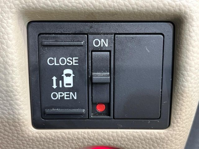 【パワースライドドア】スマートキーや運転席のスイッチでスライドドアの開閉が可能♪電動だから力を入れてドアを開ける必要が無く、小さいお子様でも、重い荷物を持っている時もラクに開け閉めできます♪