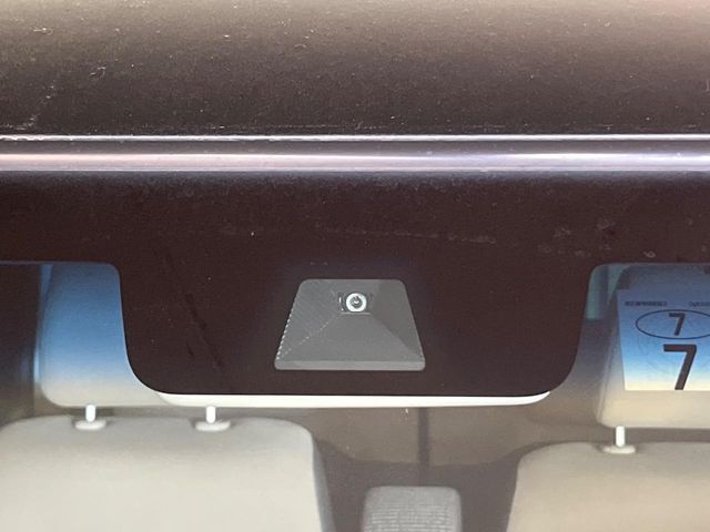 【ホンダセンシング】走行中に前方の車両等を認識し、衝突しそうな時は警報とブレーキで衝突回避と被害軽減をアシスト。より安全にドライブをお楽しみいただけます。